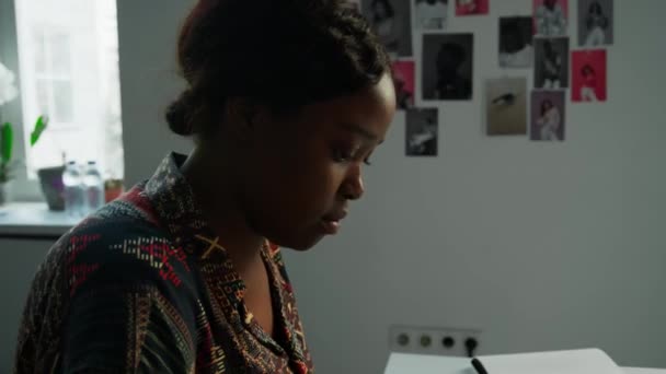 Stüdyoda Masa Başında Çalışırken Afrikalı Amerikalı Kadın Fotoğrafçının Grafiksel Tablet — Stok video