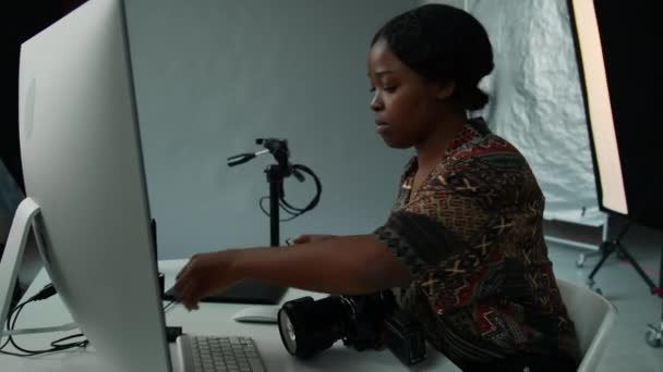 Афроамериканская Женщина Фотограф Удаляет Карту Памяти Цифровой Камеры Вставляет Адаптер — стоковое видео