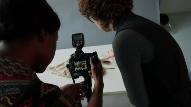 Fotograf Feminin Care Concentrează Camera Alimente Masă Stilist Amenajând Timpul — Videoclip de stoc
