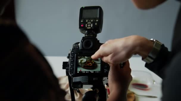 Imagine Aproape Mâinilor Fotografului Stilistului Alimentar Care Discută Imaginea Vizorului — Videoclip de stoc
