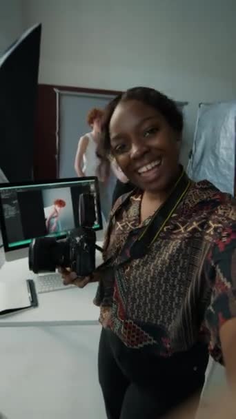 Vertical Pov Shot Young Black Female Photographer Holding Digital Camera — Stock Video