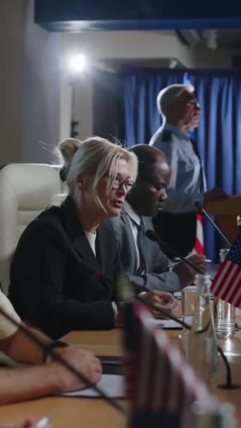 Vertikal Bild Ledande Kvinnlig Politiker Som Representerar Usa Sittande Vid — Stockvideo