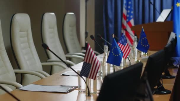 为国际首脑会议的发言者准备了配有云雾 监视器和国旗的新闻发布会桌 — 图库视频影像