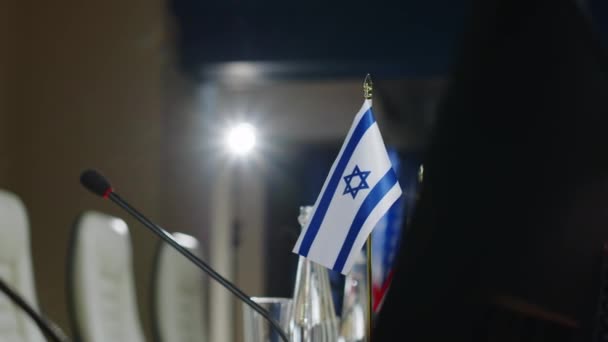 Bandiera Israele Sul Tavolo Con Microfono Bottiglia Acqua Pronti Conferenza — Video Stock