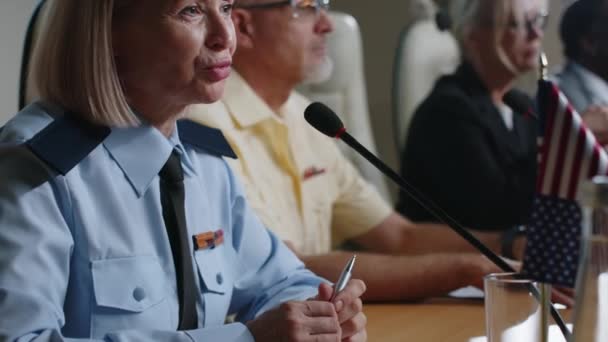 Líder Militar Edad Madura Sentada Mesa Con Participantes Multiétnicos Dando — Vídeos de Stock
