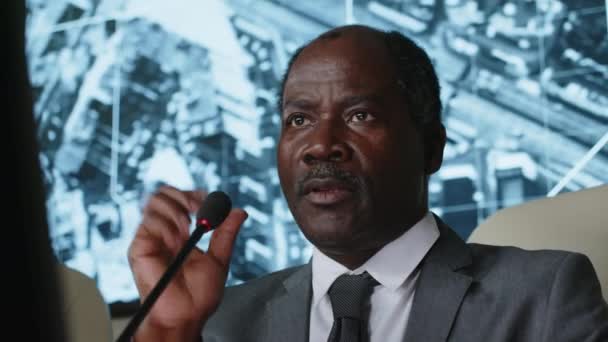 Reifer Afroamerikanischer Staatschef Formellen Anzug Spricht Mikrofon Während Während Einer — Stockvideo