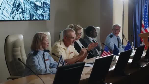 Többnemzetiségű Politikai Vezetők Csoportja Akik Sajtótájékoztató Asztalnál Ülnek Miközben Magas — Stock videók