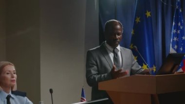 Afrikalı Amerikalı politikacı basın toplantısı sırasında kürsüden ayrılıp Kafkasyalı üst düzey askeri yetkiliyi selamladı