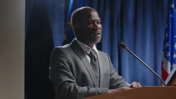 Высокопоставленный Афроамериканский Политик Официальном Иске Выступает Речью Трибуной Микрофоном Против — стоковое видео