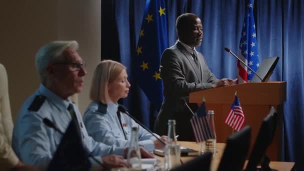 Ώριμος Μαύρος Πολιτικός Ηγέτης Επίσημη Στολή Στέκεται Δίπλα Στο Βήμα — Αρχείο Βίντεο