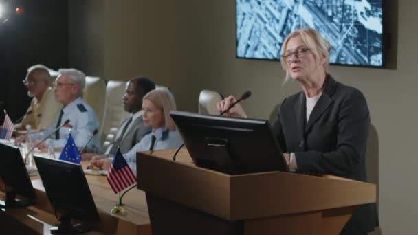 Politisi Senior Perempuan Mengucapkan Terima Kasih Kepada Penonton Dan Meninggalkan — Stok Video