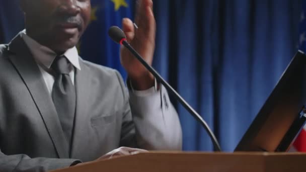 Senador Afro Americano Falando Microfone Gesticulando Com Mão Enquanto Faz — Vídeo de Stock