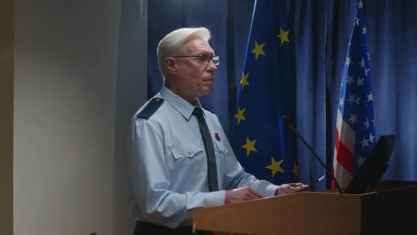 Ανώτερος Στρατηγός Τελειώνει Την Ομιλία Του Και Σφίγγει Χέρι Στρατιωτικό — Αρχείο Βίντεο