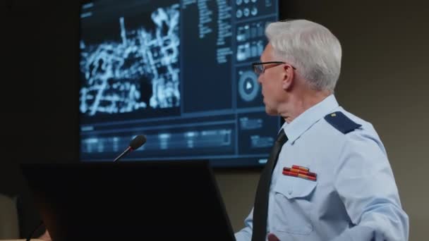 General Senior Señalando Video Pantalla Capturado Con Cámaras Vigilancia Militar — Vídeos de Stock