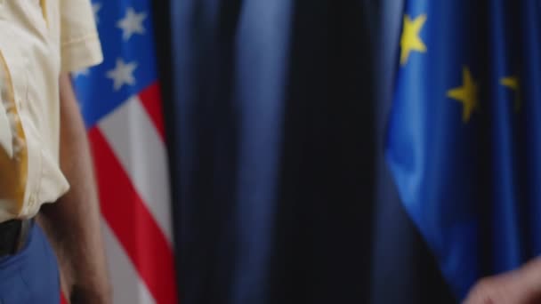 記者会見中に米国と欧州連合の旗に対する軍関係者の握手 — ストック動画