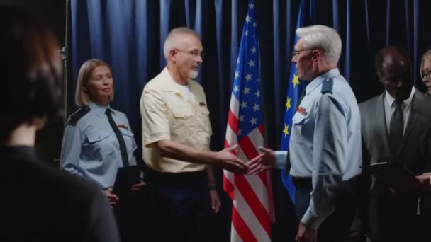 Altos Funcionarios Militares Que Representan Estados Unidos Unión Europea Estrechándose — Vídeos de Stock