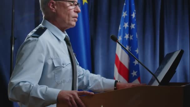 Oficial Militar Sênior Realizando Discurso Motivacional Pelo Pódio Com Microfone — Vídeo de Stock