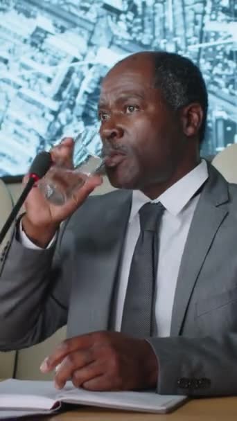 Pionowe Ujęcie Dojrzałego Polityka Afro Amerykańskiego Trzymającego Mowę Wodę Pitną — Wideo stockowe