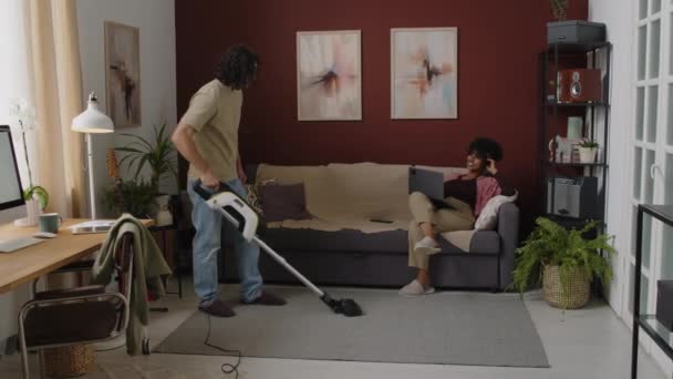 Foto Lengkap Pria Muda Kaukasia Yang Sedang Mengosongkan Karpet Ruang — Stok Video