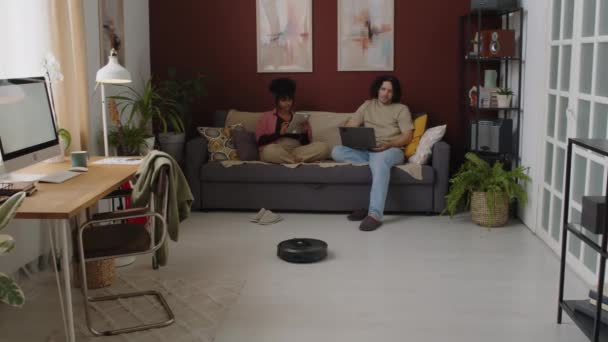 Plan Complet Jeune Couple Interracial Refroidissant Ensemble Sur Canapé Aide — Video