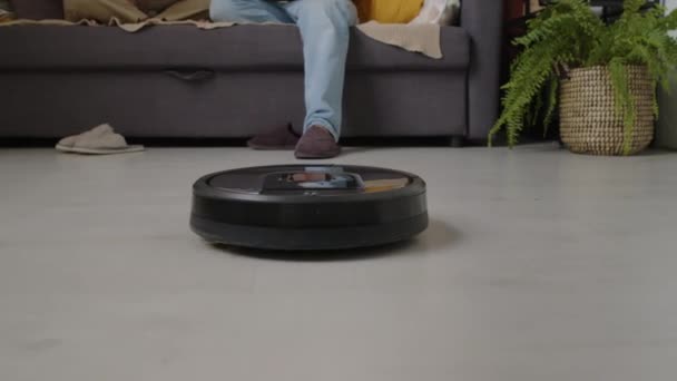 Moderno Vácuo Robô Movendo Suas Escovas Rapidamente Enquanto Limpeza Chão — Vídeo de Stock