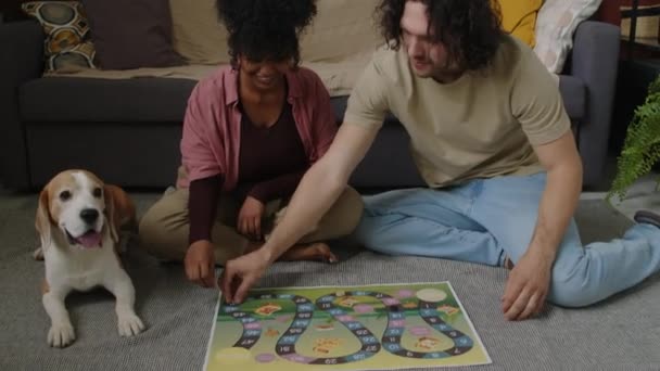 Jeune Couple Interracial Joyeux Amusant Jouer Jeu Société Intéressant Ensemble — Video