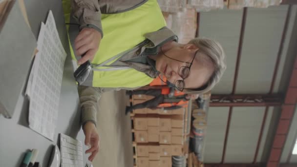 Vertical Shot Middle Aged Warehouse Specialist Wearing Reflective Clothing Scanning — Stock Video