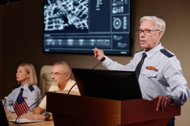 Siyasetçi, askeri konferans sırasında ekrandaki durumu ve durumu gösteriyor