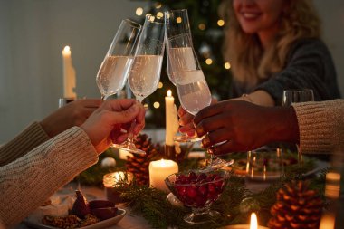 Kimliği belirsiz bir grup insanın Noel kutlamaları sırasında kadeh kaldırması.