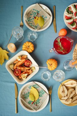 Şükran Günü masasında taze mevsimlik tabaklar vardı.