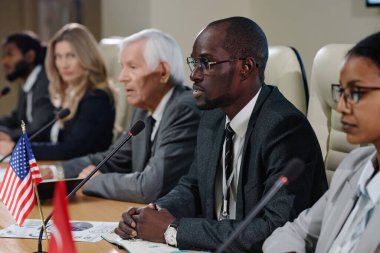 Bir grup iş adamı konferans sırasında gazetecilere röportaj veriyor