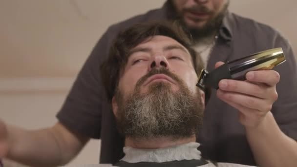 Niski Kąt Ujęcia Fryzjera Przycinającego Brodę Męskiego Klienta Nożycami Włosów — Wideo stockowe