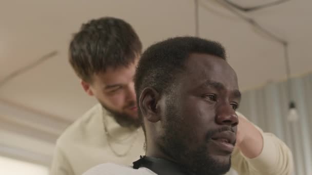 理发师修剪头发 与快乐的非洲裔美国客户聊天的低角度镜头 — 图库视频影像