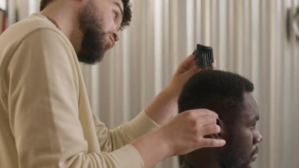 Sisi Tampilan Profesional Tukang Cukur Menyikat Rambut Klien Dan Bertanya — Stok Video
