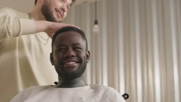 Jonge Afro Amerikaanse Man Glimlachen Praten Met Kapper Trimmen Zijn — Stockvideo