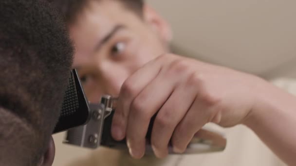 Kuaförde Saç Kesimi Sırasında Erkek Müşterinin Saçını Budamak Için Bukle — Stok video