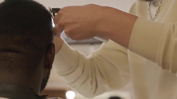 Visão Perto Barbeiro Usando Cortadores Aparar Cabelo Cliente Masculino Trabalho — Vídeo de Stock