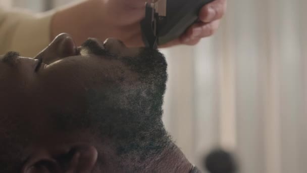 Zblízka Záběr Mladého Afroameričana Muž Zakloní Zpět Zavřenýma Očima Zatímco — Stock video