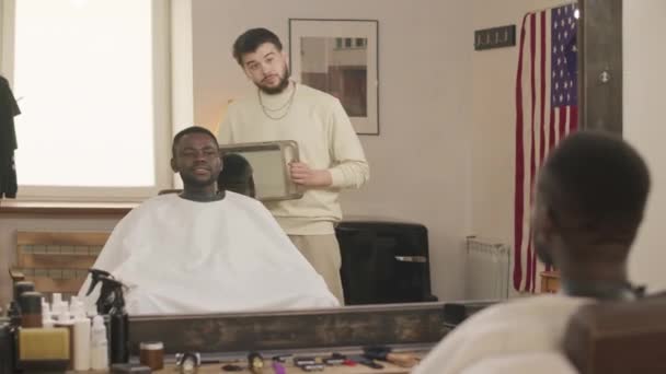 Barbering Speil Viser Frisyre Til Afrikansk Amerikansk Klient Sittende Frisør – stockvideo