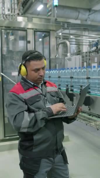 Pionowe Ujęcie Operatora Linii Transportowej Mundurze Bezprzewodowym Laptopem Podczas Pracy — Wideo stockowe