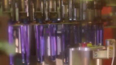 İçecek fabrikasında su şişeleme işlemine hazırlanan otomatik şişelerin kapatılması