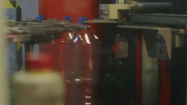 공장에서 레모네이드 준비된 병으로 컨베이어 — 비디오