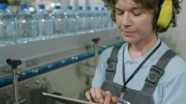 Ręczne Ujęcie Technikantki Wprowadzającej Dane Dotyczące Ilości Produkcji Butelek Czystej — Wideo stockowe