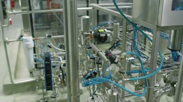 プラスチック ウォーター ボトルの輸送のメカニズムが付いている飲料の工場 機械の内部の作り上げられたショット — ストック動画