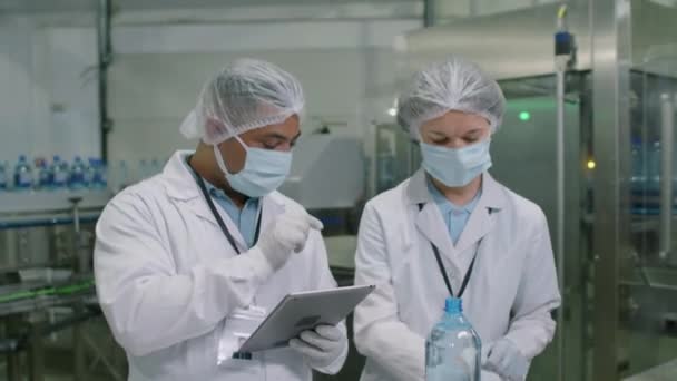 Mittlere Aufnahme Von Männlichen Und Weiblichen Chemikern Medizinischen Masken Die — Stockvideo
