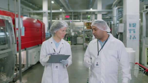 Kadın Erkek Teknisyenlerin Paspas Şapkaları Beyaz Önlüklü Hallerinin Içki Fabrikası — Stok video