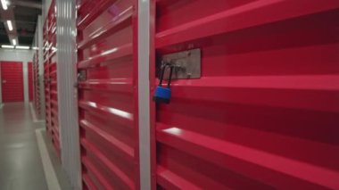 Kişisel servis depolama biriminin kırmızı kapısındaki asma kilidin seçici odak fotoğrafını kapat