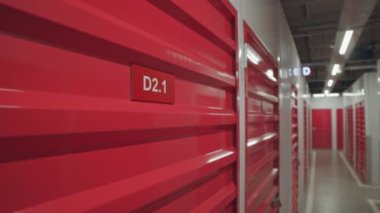 Depodaki kırmızı çelik kapıyı D2.1 tabelasıyla kapat.