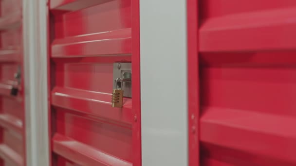 セルフサービス倉庫の貯蔵単位の赤いドアの組合せのパドロックのショットの人々 — ストック動画