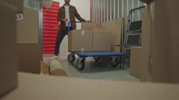 Człowiek Przynoszący Wózek Dla Lalek Magazynu Rozładowujący Rzeczy Zapakowane Kartony — Wideo stockowe